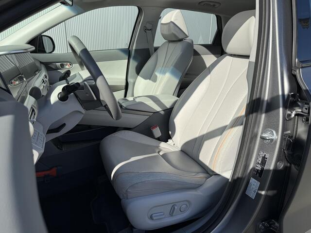 Hyundai NEXO FCEV Plus Pack / Waterstof / Wit Leder / Stoelverkoeling / Stoelverwarming Voor + Achter / 360 Camera / Schuif- & Kanteldak / All Season / NL Auto / Titanium Grey Mat /