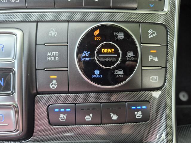 Hyundai SANTA FE 1.6 T-GDI PHEV Plug-in Premium Automaat / Apple Carplay Android Auto / Adaptief CC / Achteruitrijcamera / Stuur- Stoel en Achterbankverwarming / Elektrische achterklep / Trekgewicht 1350 / Climate control / kg /