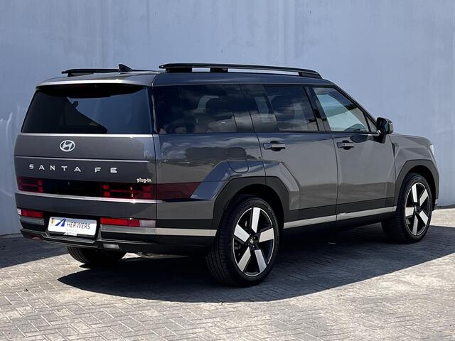 Hyundai SANTA FE 1.6 T-GDI PHEV Comfort Smart 4WD 7p. Automaat / Als nieuw 7 persoons / EAER 54km / Stoelventilatie / Stuur-, stoel- en achterbankverwarming / Navi / Apple Carplay Android / 20" LM wielen /