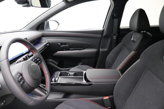 Hyundai TUCSON 1.6 T-GDI PHEV N Line Edition / Navigatie / Leer-Alcantara bekleding met rode stiksel / 19" LMV / Stoelverwarming voor / LED verlichting /