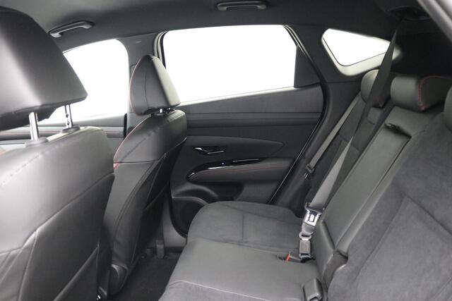 Hyundai TUCSON 1.6 T-GDI PHEV N Line Edition / Navigatie / Leer-Alcantara bekleding met rode stiksel / 19" LMV / Stoelverwarming voor / LED verlichting /