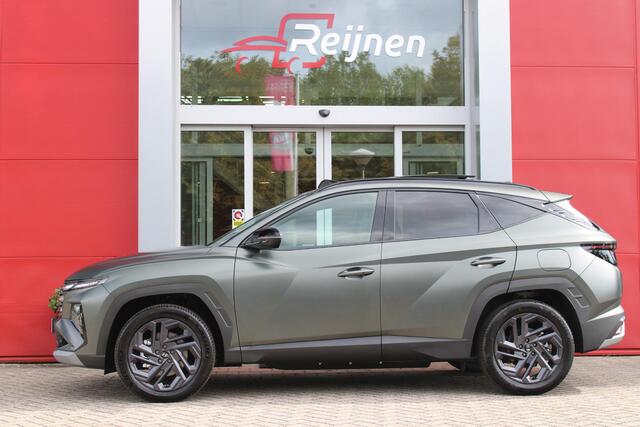 Hyundai TUCSON 1.6 T-GDI PHEV 252PK 20TH ANNIVERSARY+SKY *NIEUW* | PANORAMISCH SCHUIF/KANTELDAK | STUUR / STOELVERWARMING | FULL LED KOPLAMPEN | HALF ALCANTARA / LEDER 20TH ANNIVERSARY DESIGN MET GROENE STIKSELS | NAVIGATIE | ADAPTIVE CRUISE CONTROL | DRAADLOOS APPLE CA