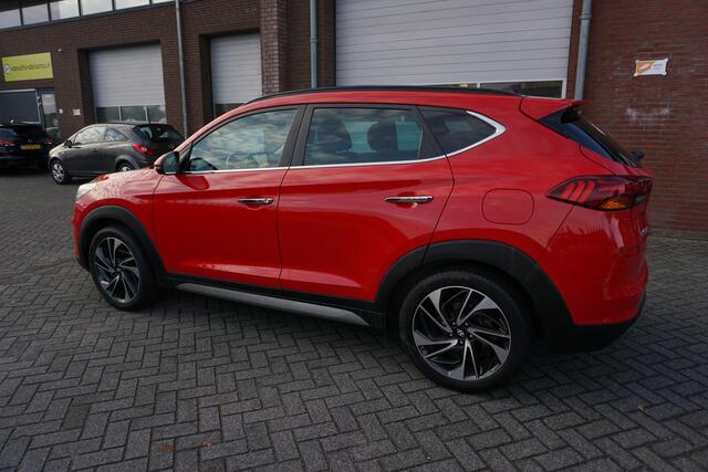 Hyundai TUCSON 1.6 T-GDI 177PK AUTOMAAT PREMIUM LUXE! DEALER ONDERHOUDEN! PANORAMADAK STOELKOELING+VERWARMING LEDER ELECTR.STOELEN 19INCH LMV ADAPTIEVE CRUISE CLIMA CRUISE FULL LED ELECTR.KLEP ENZ...