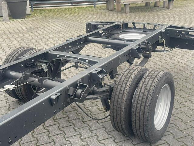 Iveco DAILY 35C18 180 pk H6 Chassis 4100 mm Dubbel lucht Navi, Airco ECC, Cruise, LED Koplampen, Nwe Model, 3-Zits