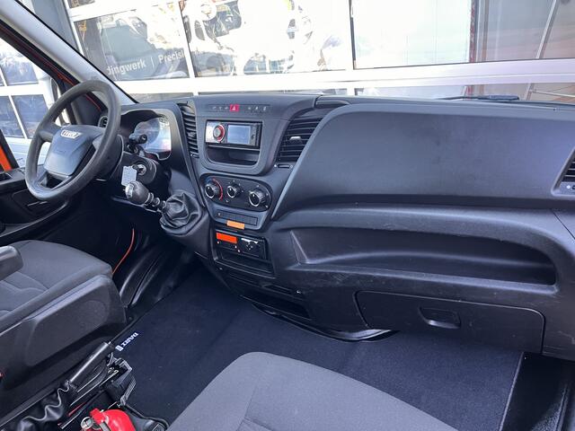 Iveco DAILY 35C15 146PK Trekhaak 3500kg Laadklep 500kg Navigatie Open laadbak Pick-up Euro 5 Bpm vrij Bakwagen p-up 1e eigenaar Dealer onderhouden