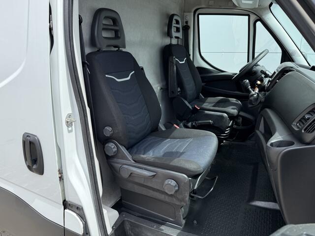 Iveco DAILY 35C18 3.0 L2H2 Airco Cruise Control 3,5 Tons Trekhaak 5-26 APK Lucht geveerde stoel