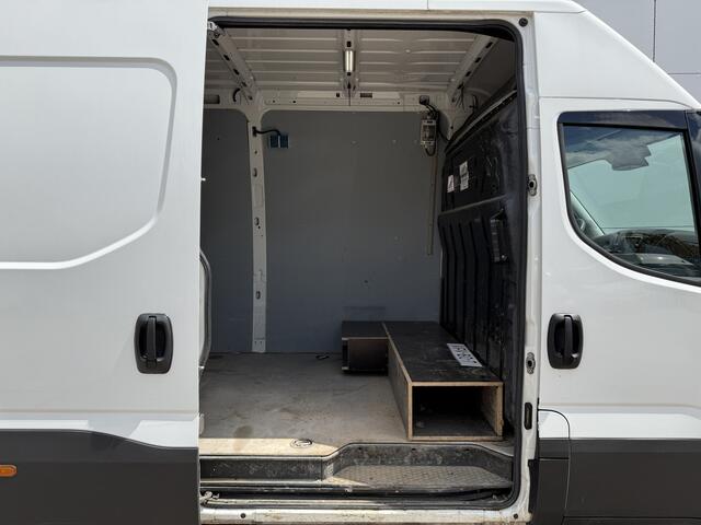 Iveco DAILY 35C18 3.0 L2H2 Airco Cruise Control 3,5 Tons Trekhaak 5-26 APK Lucht geveerde stoel