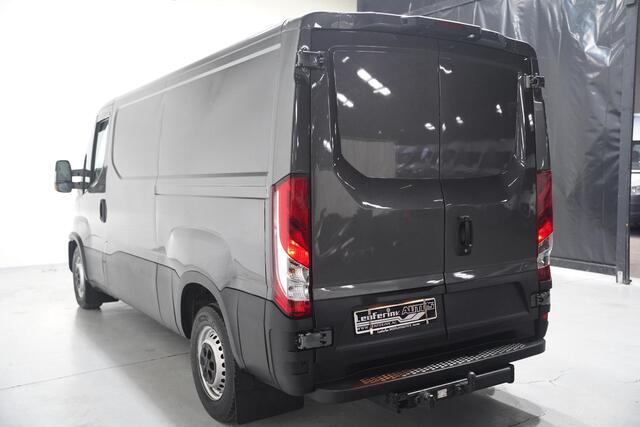 Iveco DAILY 35S16 160 pk Aut. L2H1 Laag Dak, Navi, Camera Adapt. Cruise Control, Trekhaak 3.500 kg, Airco ECC, 3-Zits