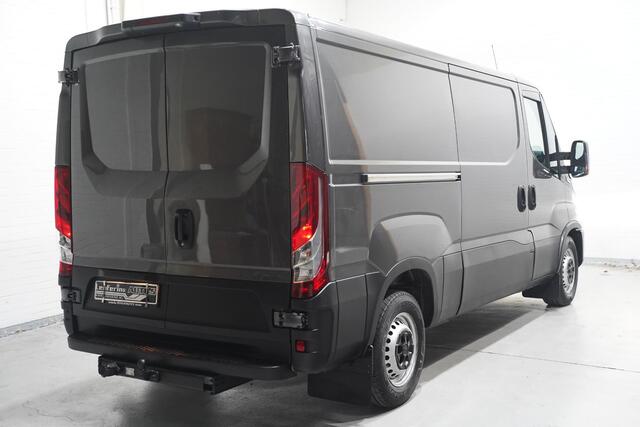 Iveco DAILY 35S16 160 pk Aut. L2H1 Laag Dak, Navi, Camera Adapt. Cruise Control, Trekhaak 3.500 kg, Airco ECC, 3-Zits
