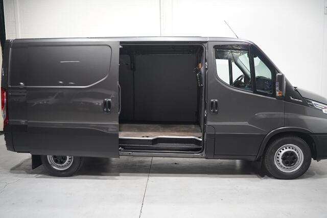 Iveco DAILY 35S16 160 pk Aut. L2H1 Laag Dak, Navi, Camera Adapt. Cruise Control, Trekhaak 3.500 kg, Airco ECC, 3-Zits