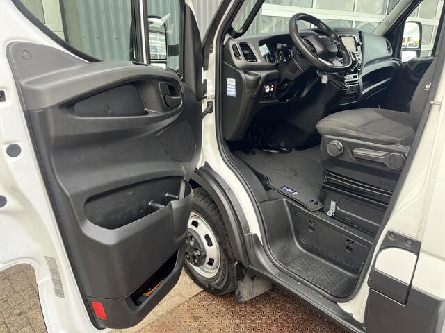 Iveco DAILY 40C16 Automaat 9 Ton samengesteld BE-Trekker Luchtvering PTO Koeling aansluiting Airco Cruise controle Stuurwielbediening Telefoonverbinding Navigatiesysteem Camera Werkverlichting 2-Persoons Euro