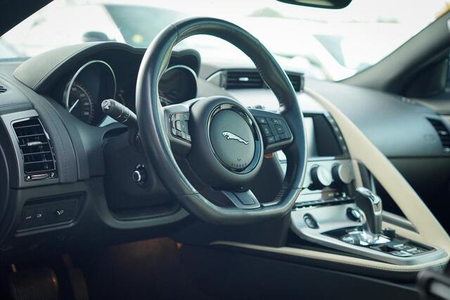 Jaguar F-TYPE 3.0 V6 Coupé / Pano / Leder / NL Auto / Camera / Memory