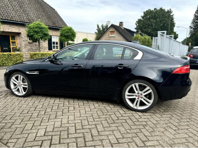 Jaguar XE 2.0 D Pure Navi/Camera/Front assist - Motorschade