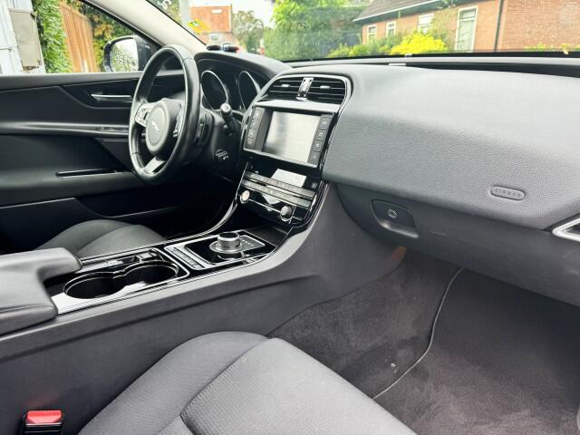 Jaguar XE 2.0 D Pure Navi/Camera/Front assist - Motorschade