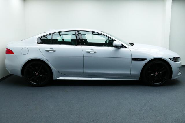 Jaguar XE 2.0t Prestige R-Sport Wit Metallic. 19"LMV, Navi, Camera, Xenon, Stoelverw
