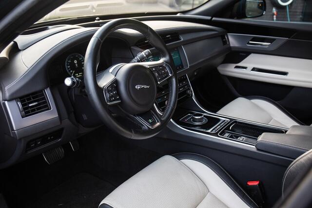 Jaguar XF 3.0 Portfolio , Panoramadak, Trekhaak, Meridian, HUD, Vol!