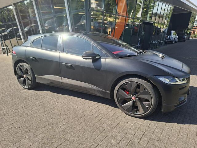 Jaguar i-Pace EV400 HSE 90 kWh | Compleet Carbon exterieur | 22" Carbon | Volleder | Meridian Surround | CarPlay | 360 Camera | MatrixLex | Achterbank verw | Alcantara hml | Etc.. (Wrap Matt Black, orgineel Corris Grey Antraciet metallic)