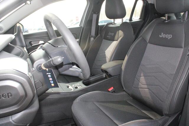 Jeep Avenger ALTITUDE 156PK 54 kWh | 3-FASE | ELEKTRISCH BEDIENBARE ACHTERKLEP | ACHTERUITRIJ CAMERA | NAVIGATIE | DRAADLOZE APPLE CARPLAY/ANDROID AUTO | ALL SEASON BANDEN | LICHTMETALEN VELGEN 17" | ADAPTIVE CRUISE CONTROL | DAB+ RADIO | DRAADLOZE TELEFOONLADER | KEY