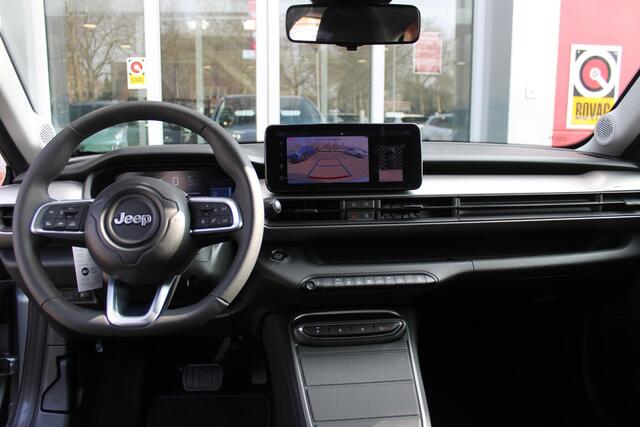 Jeep Avenger ALTITUDE 156PK 54 kWh | 3-FASE | ELEKTRISCH BEDIENBARE ACHTERKLEP | ACHTERUITRIJ CAMERA | NAVIGATIE | DRAADLOZE APPLE CARPLAY/ANDROID AUTO | ALL SEASON BANDEN | LICHTMETALEN VELGEN 17" | ADAPTIVE CRUISE CONTROL | DAB+ RADIO | DRAADLOZE TELEFOONLADER | KEY
