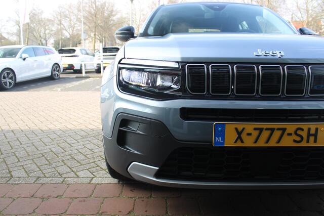 Jeep Avenger ALTITUDE 156PK 54 kWh | 3-FASE | ELEKTRISCH BEDIENBARE ACHTERKLEP | ACHTERUITRIJ CAMERA | NAVIGATIE | DRAADLOZE APPLE CARPLAY/ANDROID AUTO | ALL SEASON BANDEN | LICHTMETALEN VELGEN 17" | ADAPTIVE CRUISE CONTROL | DAB+ RADIO | DRAADLOZE TELEFOONLADER | KEY