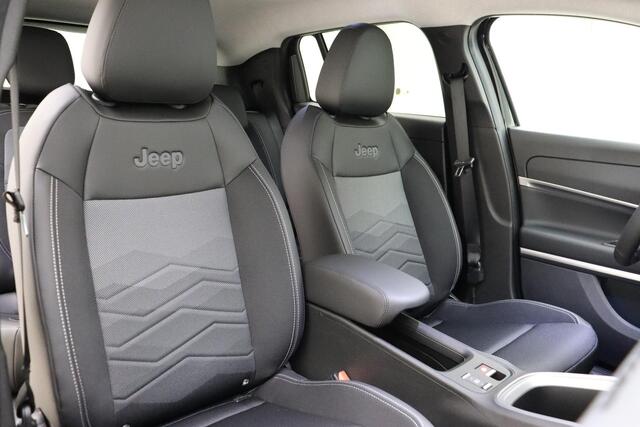 Jeep Avenger Summit 54 kWh | Navigatie | LED projector koplampen | Elektrische achterklep | 18'' lichtmetalen velgen | Camera | Stoelverwarming | Snel leverbaar!