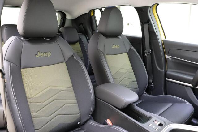 Jeep Avenger Summit 54 kWh | NIEUW | LED Projector koplampen | Navigatie | Camera | Sfeerverlichting | 18'' lichtmetalen velgen | Two-tone lak | Getint glas | Snel leverbaar!