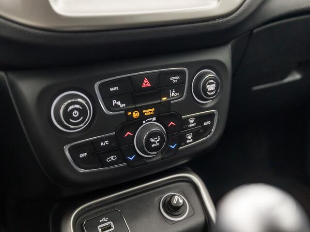 Jeep COMPASS 1.4 MultiAir Longitude Black Sport 141Pk (APPLE CARPLAY, GROOT NAVI, CLIMATE, CAMERA, LEDER, SPORTSTOELEN, LANE ASSIST, PARKEERSENSOREN, CRUISE, NIEUWSTAAT)