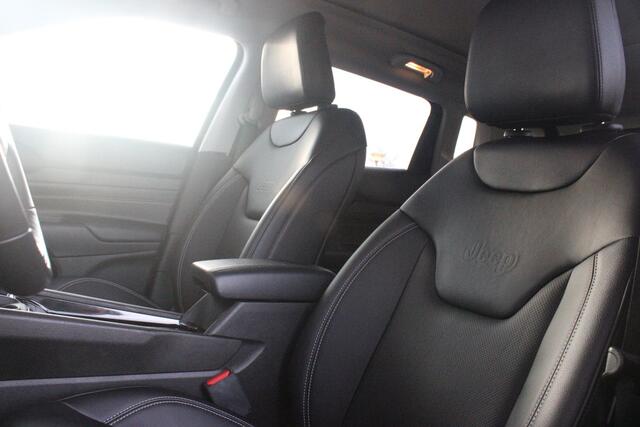 Jeep COMPASS 4xe 240PK Plug-in Hybrid ELECTRIC S | PANORAMSICH SCHUIF/KANTEL DAK | STOEL/STUUR VERWARMING | ALL SEASON BANDEN | 19" LICHTMETALEN VELGEN "GLOSSY BLACK" | ELEKTRISCH BEDIENBARE BESTUURDERSSTOEL | LEDEREN BEKLEDING | ADAPTIVE CRUISE CONTROL | NAVIGATIE | 