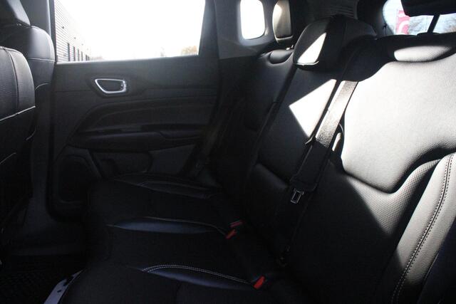 Jeep COMPASS 4xe 240PK Plug-in Hybrid ELECTRIC S | PANORAMSICH SCHUIF/KANTEL DAK | STOEL/STUUR VERWARMING | ALL SEASON BANDEN | 19" LICHTMETALEN VELGEN "GLOSSY BLACK" | ELEKTRISCH BEDIENBARE BESTUURDERSSTOEL | LEDEREN BEKLEDING | ADAPTIVE CRUISE CONTROL | NAVIGATIE | 