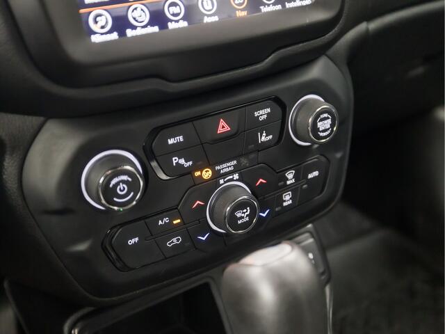 Jeep RENEGADE 1.3T-e Freedom Sport 151Pk Automaat (APPLE CARPLAY, GROOT NAVI, LEDER, CLIMATE, ADAPTIVE CRUISE, SPORTSTOELEN, STUUR/STOELVERWARMING, TREKHAAK, GETINT GLAS, KEYLESS, ZWART HEMEL, NIEUWSTAAT)