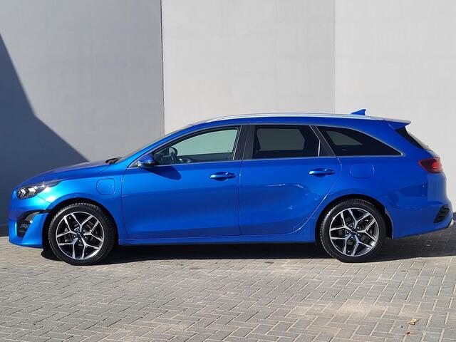 KIA CEE D Ceed Sportswagon 1.6 GDI PHEV ExecutiveLine Automaat / Dealer onderhouden / All season banden / Trekgewicht 1.300 kg / Lederen bekleding / Navigatie / Camera / Achterbank-, voorstoel- en stuurwielverwarming / geventileerde voorstoelen / Apple Carplay / An