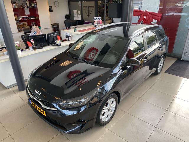 KIA CEE D Ceed Sportswagon 1.0 T-GDi MHEV DynamicPlusLine,NL Auto,1e Eigenaar 100% Onderhouden,Automaat,Navigatie,Achteruitrijcamera,Spraakbediening,Trekhaak,Keyless,Climate&Cruisecontrol Adaptief,Telefoonlader,Stoel&Stuurverwarming,16 Inch Lmv