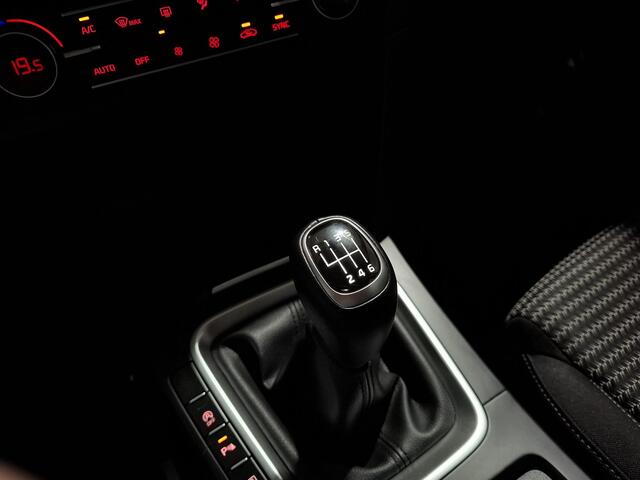 KIA CEE D Ceed Sportswagon 1.5 T-GDi DynamicLine Trekhaak, Apple Carplay/Android Auto, Navigatie, Camera.