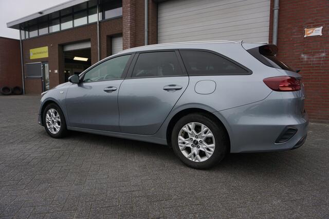 KIA CEE D Ceed Sportswagon 1.0 T-GDi DYNAMICLINE VOLLEDIG DEALER ONDERHOUDEN CAMERA ANDROID-APPLECARPLAY STOEL+STUURVERWARMING ECC AIRCO CRUISECONTROL BLUETOOTH LMV PRIVACYGLAS 4X ELECTR.RAMEN/SPIEGELS
