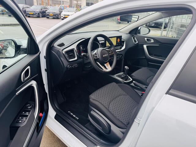 KIA CEE D Ceed Sportswagon 1.0 T-GDi ComfortLine Black Wheels + All 4 season banden Demo auto ! | BTW Auto | Km-stand kan iets varieeren ! | Informeer altijd even of de auto aanwezig is..