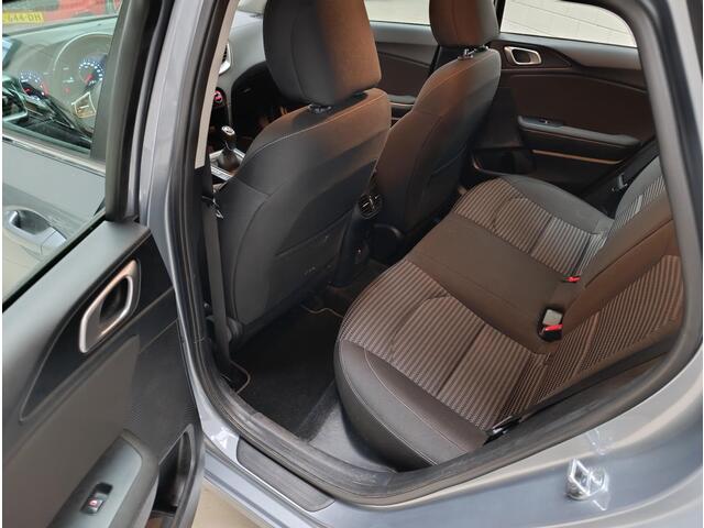 KIA CEE D Ceed Sportswagon 1.5 T-GDi DynamicLine Airconditioning (automatisch) | Cruise control | Navigatiesysteem | Parkeersensoren | Trekhaak