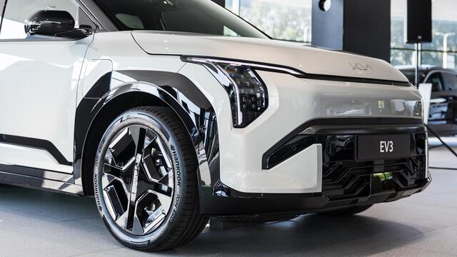 KIA EV3 Air 81.4 kWh Tijdelijk Kia Subsidie ¤2950,- Bij Aanschaf | Private Lease vanaf ¤398,- | Nu te bestellen | Tijdelijk gratis metallic lak | Geen BPM