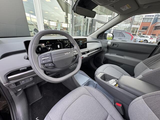 KIA EV3 Air 58.3 kWh | Uit Voorraad Leverbaar | Voorraadkorting | Complete Uitvoering | Metallic Kleur | Enz...