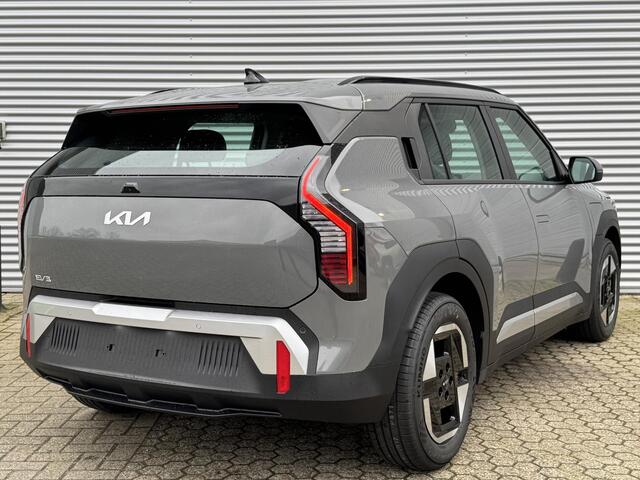 KIA EV3 Air 81.4 kWh | DIRECT RIJDEN VOORRAAD AUTO!!! | Tijdelijk Kia inruilpremie ¤ 3000,- Bij Aanschaf | Parkeersensoren Voor + Achter | Camera | Adaptive Cruise | Keyless | DAB+ | Apple Carplay/ Android Auto