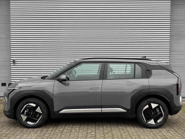 KIA EV3 Air 81.4 kWh | DIRECT RIJDEN VOORRAAD AUTO!!! | Tijdelijk Kia inruilpremie ¤ 3000,- Bij Aanschaf | Parkeersensoren Voor + Achter | Camera | Adaptive Cruise | Keyless | DAB+ | Apple Carplay/ Android Auto