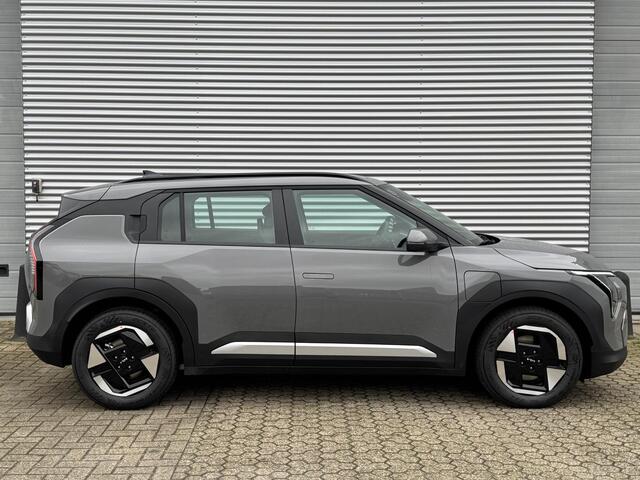 KIA EV3 Air 81.4 kWh | DIRECT RIJDEN VOORRAAD AUTO!!! | Tijdelijk Kia inruilpremie ¤ 3000,- Bij Aanschaf | Parkeersensoren Voor + Achter | Camera | Adaptive Cruise | Keyless | DAB+ | Apple Carplay/ Android Auto
