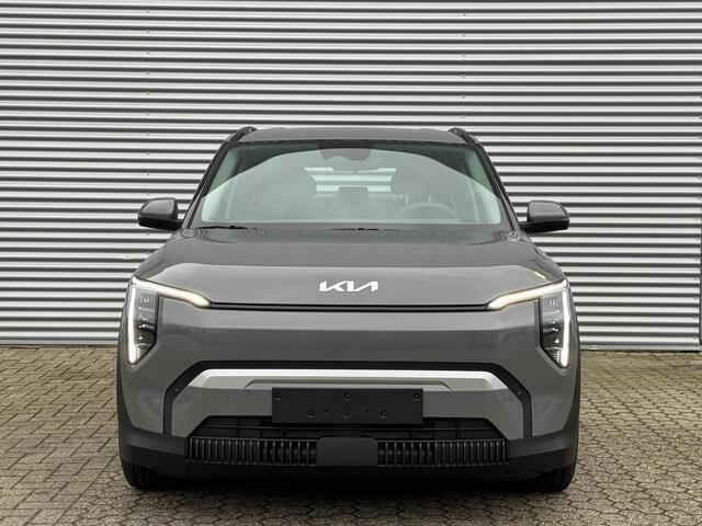 KIA EV3 Air 81.4 kWh | DIRECT RIJDEN VOORRAAD AUTO!!! | Tijdelijk Kia inruilpremie ¤ 3000,- Bij Aanschaf | Parkeersensoren Voor + Achter | Camera | Adaptive Cruise | Keyless | DAB+ | Apple Carplay/ Android Auto