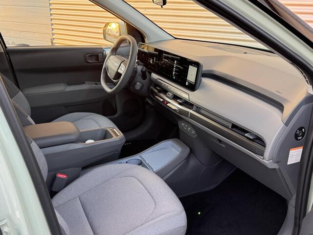 KIA EV3 Air 81.4 kWh | DIRECT RIJDEN VOORRAAD AUTO!!! | Tijdelijk Kia inruilpremie ¤ 3000,- Bij Aanschaf | Parkeersensoren Voor + Achter | Camera | Adaptive Cruise | Keyless | DAB+ | Apple Carplay/ Android Auto