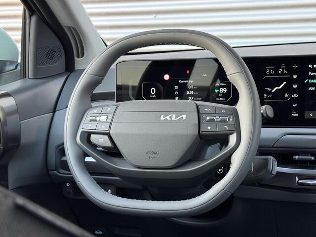 KIA EV3 Air 81.4 kWh | DIRECT RIJDEN VOORRAAD AUTO!!! | Tijdelijk Kia inruilpremie ¤ 3000,- Bij Aanschaf | Parkeersensoren Voor + Achter | Camera | Adaptive Cruise | Keyless | DAB+ | Apple Carplay/ Android Auto