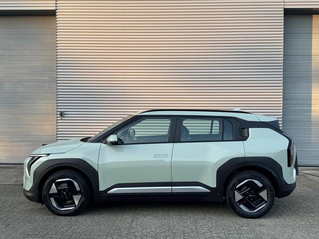 KIA EV3 Air 58.3 kWh | DIRECT RIJDEN VOORRAAD AUTO!!! | Tijdelijk Kia inruilpremie ¤ 3000,- Bij Aanschaf | Parkeersensoren Voor + Achter | Camera | Adaptive Cruise | Keyless | DAB+ | Apple Carplay/ Android Auto