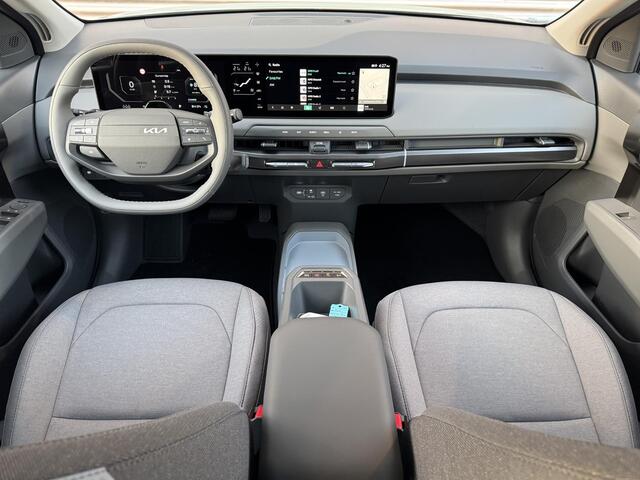 KIA EV3 Air 58.3 kWh | DIRECT RIJDEN VOORRAAD AUTO!!! | Tijdelijk Kia inruilpremie ¤ 3000,- Bij Aanschaf | Parkeersensoren Voor + Achter | Camera | Adaptive Cruise | Keyless | DAB+ | Apple Carplay/ Android Auto