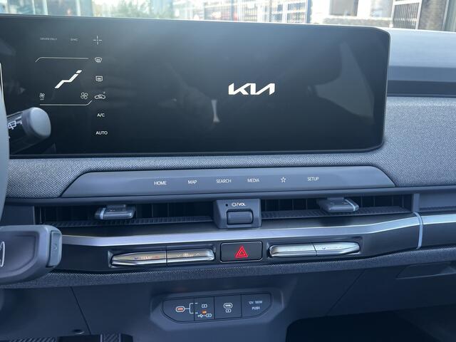 KIA EV3 Plus Advanced 81.4 kWh Matte Ivory Silver. Op voorraad, direct leverbaar!