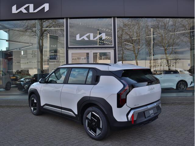 KIA EV3 Plus 81.4 kWh -Uit Voorraad leverbaar- Navi+BT+Cam Cr. Control LED Stoel+Stuurverw. 17''LMV 10 jr. Garantie