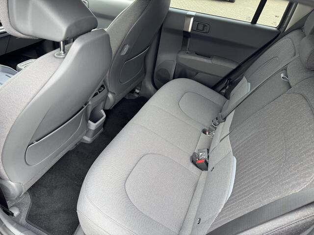 KIA EV3 Plus 58.3 kWh | Tijdelijk Kia inruilpremie ¤ 3000,- Bij Aanschaf | Parkeersensoren Voor + Achter | Camera | Adaptive Cruise | Keyless | DAB+ | Apple Carplay/ Android Auto