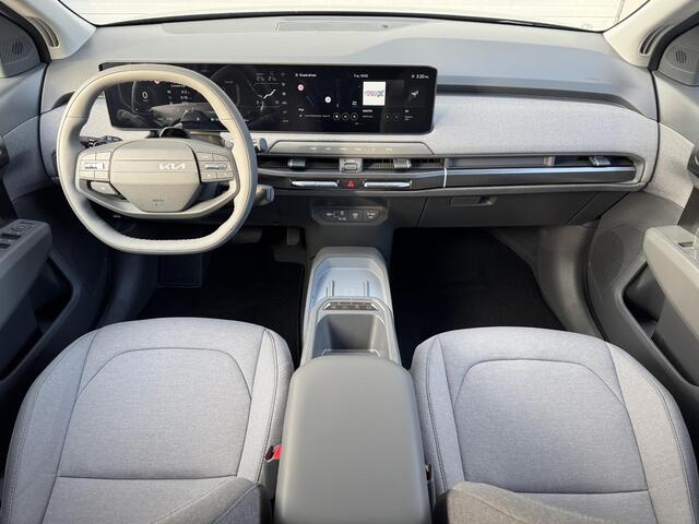 KIA EV3 Plus 58.3 kWh | Tijdelijk Kia inruilpremie ¤ 3000,- Bij Aanschaf | Parkeersensoren Voor + Achter | Camera | Adaptive Cruise | Keyless | DAB+ | Apple Carplay/ Android Auto